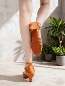 Nuove scarpe da ballo in raso marrone per donna, con punta aperta, per danze latine, tacco medio-basso da 5,5 cm, chiusura con fibbia e strass, scarpe da ballo sportive per danza moderna, latina, salsa, jazz, ballo da sala professionale, alla moda, leggere, confortevoli e durevoli - Castano - Visualizzare 2