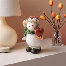 Set di decorazioni natalizie in resina a forma di pupazzo di neve. Questa statuina del pupazzo di neve natalizio aggiunge un fascino festivo alla tua tavola, al camino o al soggiorno di Natale. Perfetto per chi ama le decorazioni natalizie.