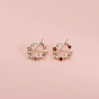 Harry Potter 1/3 chiếc ghim cài áo kim loại hình kiếm cổ điển, chi tiết tinh xảo của thế giới huyền ảo, chất lượng chế tác kim loại cổ điển cao cấp, thể hiện hoàn hảo không khí retro, có thể dùng làm kẹp quần áo và trang trí khăn quàng cổ, phù hợp cho cả nam và nữ, phụ kiện lý tưởng cho người hâm mộ, bền và không phai màu, thích hợp để đeo hàng ngày và sưu tầm.