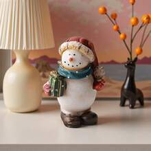 Set di decorazioni natalizie in resina a forma di pupazzo di neve. Questa statuina del pupazzo di neve natalizio aggiunge un fascino festivo alla tua tavola, al camino o al soggiorno di Natale. Perfetto per chi ama le decorazioni natalizie.