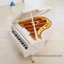 1件優雅白色鋼琴音樂盒－帶金色裝飾的發聲音樂盒，迷你鋼琴裝飾品，鋼琴配件，樂器配件，適合居家裝飾、桌面擺飾，情人節或生日禮物 - 彩色 - 查看 3