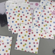 50 pièces Sacs d'emballage cadeau de 4,7 x 6,7 pouces, comprenant des sacs d'emballage cadeau colorés haut de gamme, des petits sacs en papier pour accessoires, des sacs en papier d'emballage cadeau à motif de points colorés, des sacs en papier épais pour bonbons cadeaux, des sacs en papier d'emballage cadeau décoratifs DIY, convenant pour la Saint-Valentin, les mariages, les anniversaires, les fêtes et l'emballage de sacs cadeaux. - Multicolore - Voir 6
