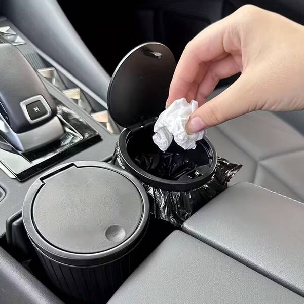 Papelera redonda premium para coche con tapa, incluye 15 bolsas de basura convenientes, perfecta para mantener un interior de vehículo limpio y organizado, diseñada para adaptarse a la mayoría de los portavasos y cajas de reposabrazos, cubo de basura versátil para almacenamiento en el coche, uso doméstico, viajes por carretera y salidas familiares, accesorio esencial para todo propietario de automóvil, ideal para estilos de vida ocupados y limpieza sobre la marcha, diseño elegante y funcional para una gestión de residuos sin esfuerzo, regalo perfecto para nuevos conductores y entusiastas de los viajes por carretera, mejora tu experiencia de conducción con este accesorio de coche imprescindible.