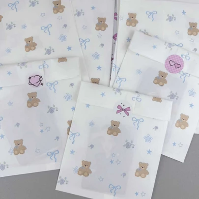 100个4.7x6.7英寸节日礼品包装袋，包括派对泰迪熊卡通礼品包装袋、配饰小礼品纸袋、蝴蝶结图案礼品包装纸袋、加厚礼品糖果纸袋、DIY装饰礼品包装纸袋，适用于情人节、婚礼、生日、派对礼品袋和礼品袋包装