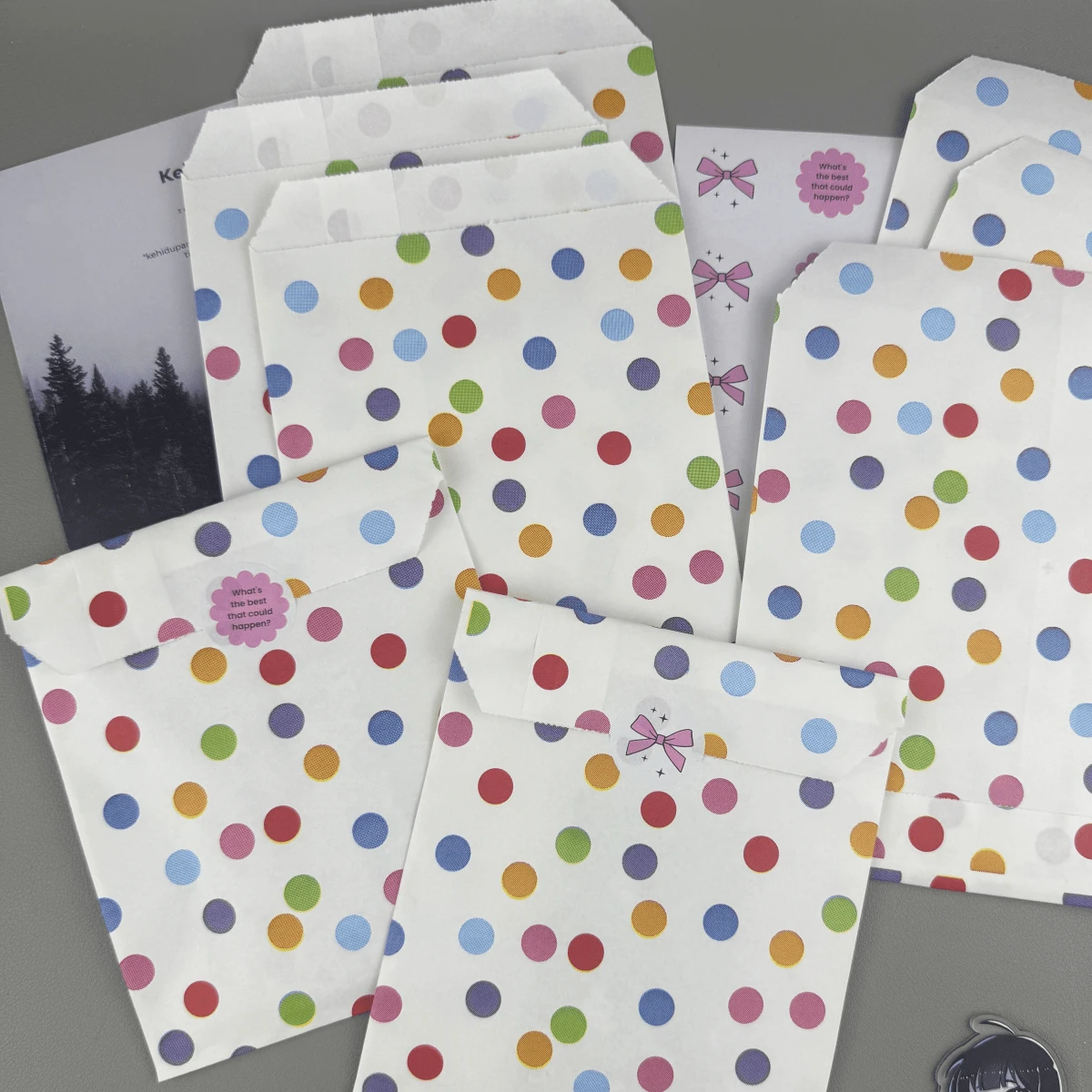 50 pièces Sacs d'emballage cadeau de 4,7 x 6,7 pouces, comprenant des sacs d'emballage cadeau colorés haut de gamme, des petits sacs en papier pour accessoires, des sacs en papier d'emballage cadeau à motif de points colorés, des sacs en papier épais pour bonbons cadeaux, des sacs en papier d'emballage cadeau décoratifs DIY, convenant pour la Saint-Valentin, les mariages, les anniversaires, les fêtes et l'emballage de sacs cadeaux. - Multicolore - Voir 1