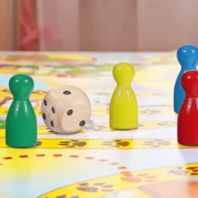 17/34 件木制国际象棋棋子套装，包括 16 个棋子 + 1 个骰子，4 种颜色（红色、蓝色、绿色、黄色）- 耐用的派对和棋盘游戏道具，适用于跳棋、飞行棋、蛇梯棋、露营游戏、家庭娱乐、户外娱乐、桌面游戏、办公桌配件、骰子游戏、游戏室、减压游戏、新年游戏、游戏礼物 - 彩色 - 查看 6