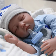 婴儿娃娃喂食玩具套装，包含尿布、奶瓶和奶嘴。采用逼真的设计和材料精心制作，适用于重生娃娃、新生儿娃娃和婴儿娃娃。非常适合亲子互动和派对游戏。有粉色和蓝色可选。完美的节日礼物。（图案和颜色随机。不含娃娃。）