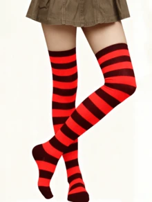 1 双醒目的红黑条纹过膝袜 - 女士吸睛长袜，圣诞节和万圣节必备（均码） - 彩色 - 查看 3