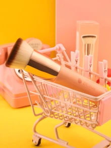 DU care Brocha de maquillaje grande 2025 Clásica Rosada Mágica Brocha de Fundación | La Definitiva Kabuki de Tapa Plana Para una Base Impecable y Sin Rayas | Vegana, Libre de Crueldad, Brocha Facial Sintética | Aplicación Fácil de Líquidos y Cremas de Fundación | Tus Herramientas de Maquillaje Imprescindibles, Fáciles de Usar y Nuevo Imprescindible | Herramienta de Maquillaje de Alta Calidad, Regalos Cosméticos para Artistas de Maquillaje Profesionales