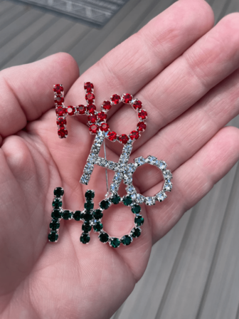 Broche de presente de Papai Noel com letra "HO" de Natal, zircônia metálica multicolorida, elegante para festa, uso diário e acessório