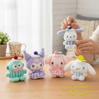 Sanrio 三丽鸥风格水果头饰毛绒钥匙扣包包饰品系列 - 可爱的卡哇伊毛绒动物吊坠，带有樱桃、柠檬、蓝莓和草莓图案 - 可爱的柔软毛绒配饰，可用于手提包、背包、钱包或学校手提包 - 适合儿童、女孩、学生和粉丝的完美收藏挂饰