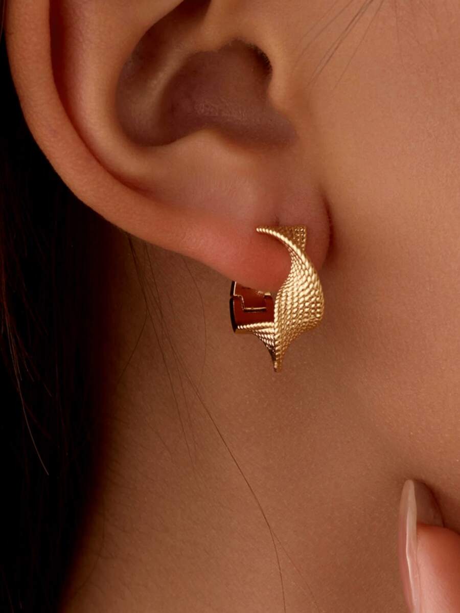 Vintage Textured Hoop Earrings For Women Gold Tone Twisted Mesh Wave Ear Rings Retro Fish Scale Pattern Geometric Small Statement Party Jewelry Gift