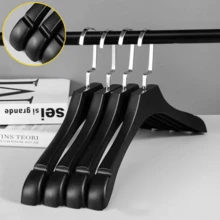 黑色塑料衣架，木纹效果 - 无痕防滑设计，适用于成人西装，男女服装店的理想之选，是整理衣橱的理想之选，时尚美观，提升零售展示效果，最大限度地利用空间，非常适合季节性和节日促销活动，这些多功能衣架可提升您店铺的美感，是时尚零售商和家居整理爱好者的必备之选。