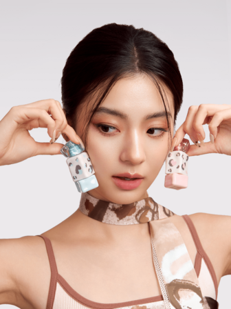 MISTINE ליפגלוס Thai Velvet, קרם שפתיים לחות מועשר בחומצה היאלורונית, ויטמין E, פיגמנט גבוה עם גימור קטיפתי חלק ומשיי, לא דביק, עמיד בפני מריחה, עמיד בפני העברה, תחושה קלילה. אריזה אחת V02 Pink Crush 2.8 גרם