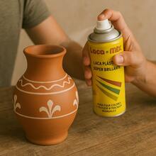 Laca Plástica Importada en Tres Acabados Diferentes 300g/460mL Ideal para Fijar Colores y Proteger Trabajos Manuales Sin Alterar Colores Protege contra Polvo Humedad y Calor - Brillante - Ver 5