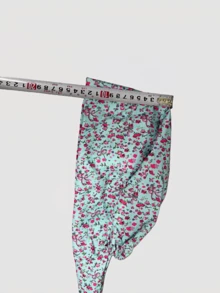 1顶女士高品质涤纶材质碎花图案系带护士帽，抗菌防尘，后部弹性设计，侧边带口罩绳钩，适合医生、护士以及所有医院、美容院、兽医诊所工作人员佩戴。