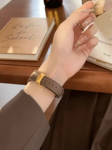 1条柔软皮革表带，兼容，女士运动风格，适用于38mm、40mm、41mm、42mm、44mm、45mm、46mm、49mm表盘尺寸，兼容 Series 10/9/8/7/6/5/4/3/2/1 SE Ultra。 - 褐蝴蝶扣 - 查看 2