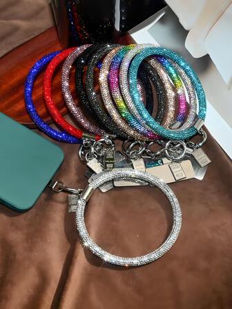 1 条水钻挂绳，时尚手机带饰有水钻，配有别致的小巧奢华腕带和手机壳配件，适合户外活动和携带手机。