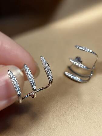 一对 S925 纯银简约时尚方晶锆石三爪耳钉，优雅优质珠宝，适合女性日常佩戴和约会。适合作为节日和周年纪念的礼物