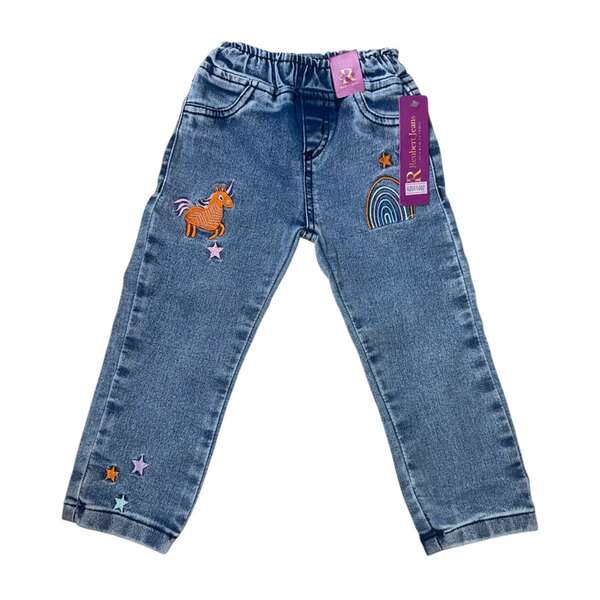 Calça jeans infantil feminina com bordado minimalista de unicórnio e arco-íris.