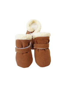 Para zimowych butów dla psa, z podszewką termiczną, ciepłe i z miękką podeszwą, wiatroszczelne i odporne na zimno. Nadają się do utrzymania ciepła i ochrony stóp podczas aktywności na świeżym powietrzu, zapewniając niezawodną ochronę podczas spacerów z psem.