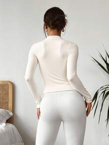 Chaqueta deportiva de manga larga con cremallera de color liso para mujer, corte ajustado y puños con abertura para el pulgar, ideal para fitness, yoga y running. - Marfil - Ver 2