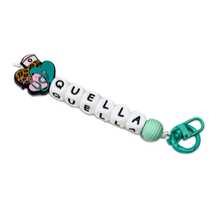 1 porte-clés décoratif exclusif pour infirmière avec nom personnalisable. Perle de nom, accessoires colorés. Porte-clés DIY, cadeau de fête, décoration de perles de lettres, 1 stéthoscope d'infirmière personnalisable, porte-clés d'uniforme d'infirmière