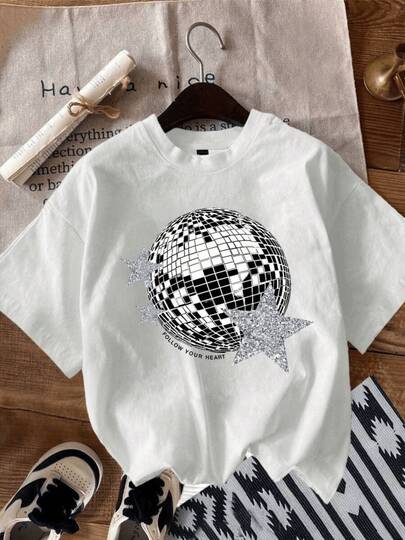 Esfera de espejo brillante con estrellas plateadas que simbolizan sueños que giran en el universo y reflejan la luz interior de cada mujer camiseta para mujer blanca suelta 100% algodón cómoda y moderna