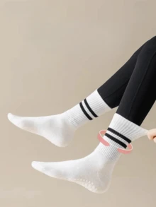 6 أزواج من جوارب اليوغا الملونة للنساء مع مانعات الانزلاق، غير قابلة للانزلاق، تنفس متوسطة الساق مناسبة لليوغا والرقص والأنشطة الرياضية الأخرى