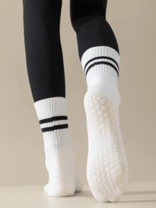 6 أزواج من جوارب اليوغا الملونة للنساء مع مانعات الانزلاق، غير قابلة للانزلاق، تنفس متوسطة الساق مناسبة لليوغا والرقص والأنشطة الرياضية الأخرى