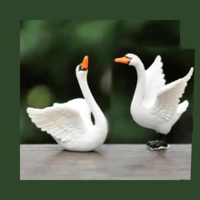 1/2/4件套优雅天鹅摆件 - 手工塑料家居装饰，橙色喙和蹼足，是客厅、办公室或婚礼礼物的理想之选，非常适合摆放在架子、壁炉架或桌面上，也适合婚礼装饰。优雅的天鹅造型，做工精致，天鹅摆件，迷你景观DIY配件，绝佳的家居装饰品。