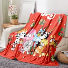 Bluey 1 pieza Manta de franela estilo invernal navideño Brui, manta de poliéster con fondo rojo y diseño de dibujos animados Brui, manta suave y cómoda