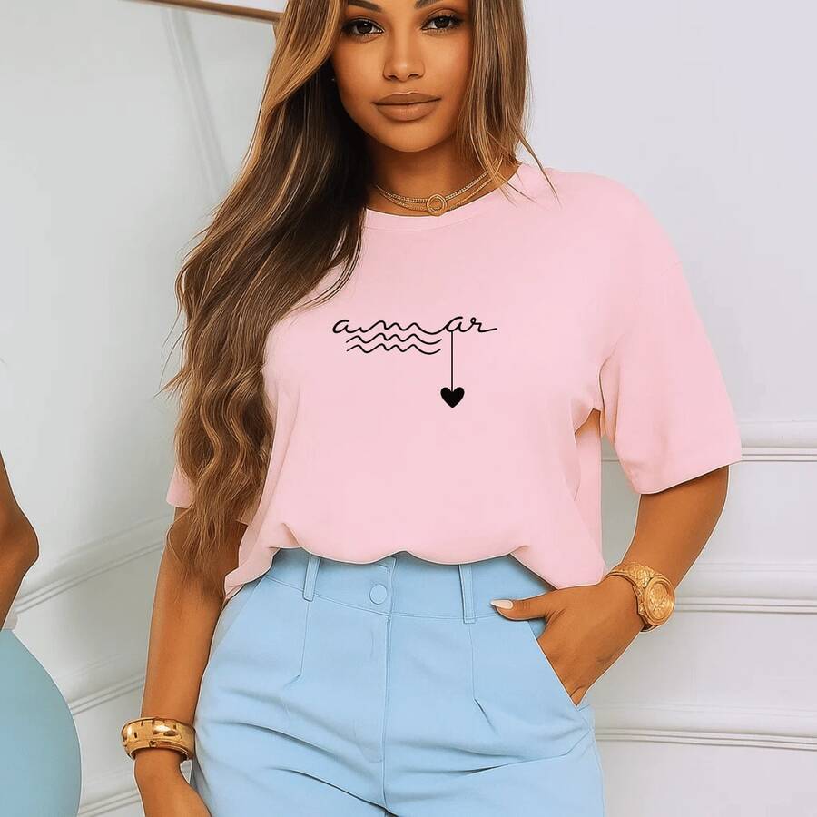 Camiseta feminina estilosa, gola redonda, manga curta, com design exclusivo de letras Amar e coração, confortável, elasticidade média, ajuste regular - Rosa Bebê - Visão 1