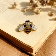 1 Broche de abeja adorable - Accesorio de aleación esmaltada de abeja de dibujos animados, accesorio unisex multicolor, adecuado para ropa, mochilas, sombreros - Un regalo único para amigos y familiares, decoración de abeja, alfiler de sombrero, decoración de mochila, accesorio caprichoso, broche colorido y brillante, duradero