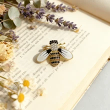 1 Broche de abeja adorable - Accesorio de aleación esmaltada de abeja de dibujos animados, accesorio unisex multicolor, adecuado para ropa, mochilas, sombreros - Un regalo único para amigos y familiares, decoración de abeja, alfiler de sombrero, decoración de mochila, accesorio caprichoso, broche colorido y brillante, duradero