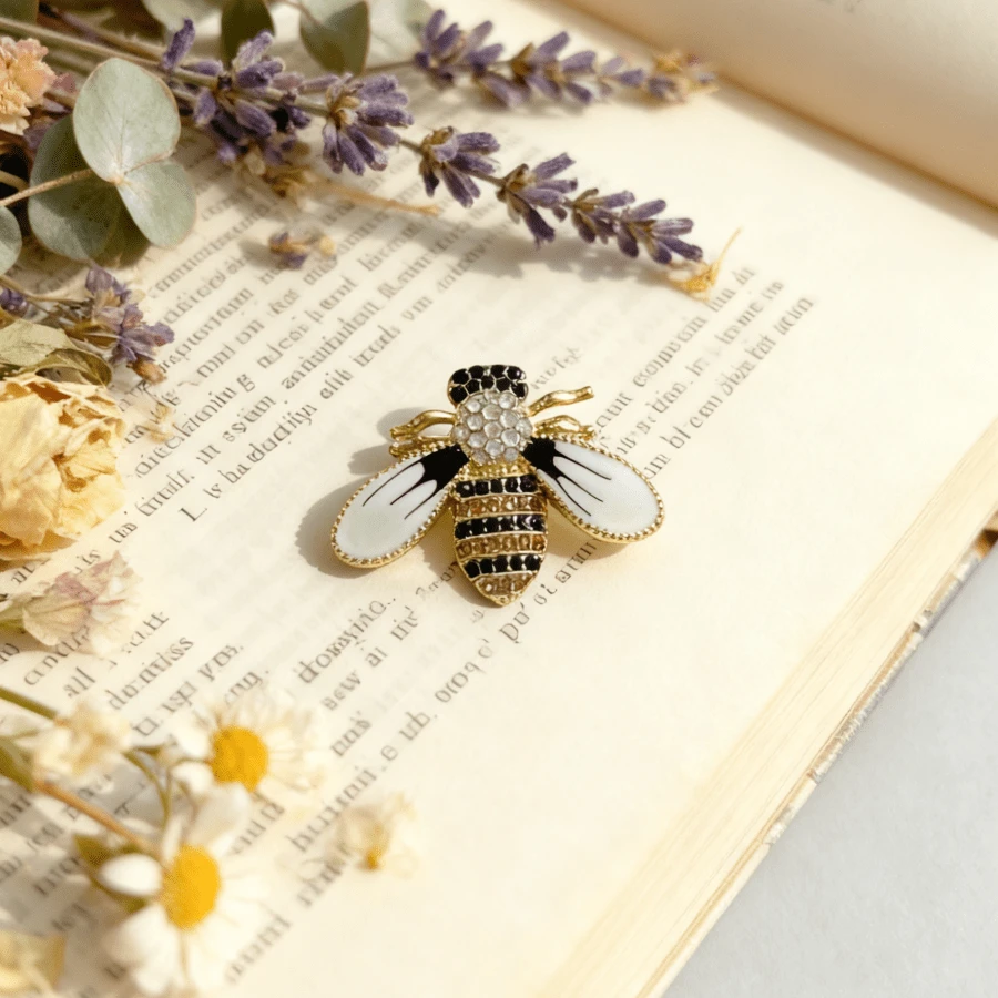 1 Broche de abeja adorable - Accesorio de aleación esmaltada de abeja de dibujos animados, accesorio unisex multicolor, adecuado para ropa, mochilas, sombreros - Un regalo único para amigos y familiares, decoración de abeja, alfiler de sombrero, decoración de mochila, accesorio caprichoso, broche colorido y brillante, duradero