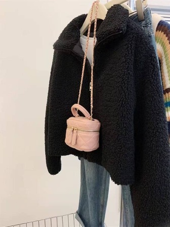 一件仿羊羔绒休闲冬季女式外套，纯色拉链口袋翻领，适合日常、办公、上学、度假等场合，冬季保暖