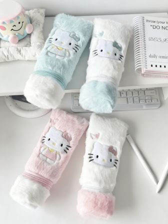 三丽鸥 Hello Kitty 多功能创意卡通毛绒牙膏笔袋，大容量可爱文具袋，涤纶材质，方便收纳，动漫人物设计，多种款式可选，学习必备，适合旅行、返校、居家等场合。可作为生日礼物，也适合圣诞节、万圣节等节日，是圣诞夜或情人节的理想礼物。