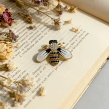 1 Broche de abeja adorable - Accesorio de aleación esmaltada de abeja de dibujos animados, accesorio unisex multicolor, adecuado para ropa, mochilas, sombreros - Un regalo único para amigos y familiares, decoración de abeja, alfiler de sombrero, decoración de mochila, accesorio caprichoso, broche colorido y brillante, duradero