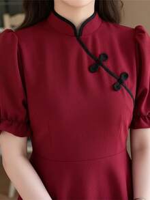 Vestido corto elegante informal de corte A para mujer con cuello alto, detalle de lazo, mangas cortas de obispo, tejido ligeramente elástico - Burdeos - Ver 6