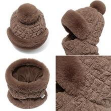 女士冬季二合一针织帽围巾套装 - 采用柔软舒适的毛绒针织面料制成，这款套装既可以当帽子也可以当围巾，饰有人造毛皮饰边和蓬松的绒球。 - 彩色 - 查看 9