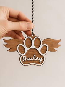 Enfeite personalizado em forma de pata de animal de estimação para amantes de pets, com nome gravado, em madeira, com design rústico de asas de anjo e formato redondo. Ideal para o Natal, aniversários e Dia da Lembrança do Animal de Estimação. - Branco - Ver 2