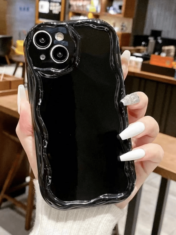 纯色黑色波浪边硅胶防震DIY手机支架/手机壳，兼容三星Galaxy S25、S24、S24+、S24 Ultra、S24 FE、S20、S21、S22、S23以及 11/11 Pro/11 Pro Max、12/12 Pro/12 Pro Max、13/13 Pro/13 Pro Max、14/14 Pro/14 Pro Max、15/15 Pro/15 Pro Max、16/16 Pro/16 Pro Max、16E、G04、G05、G13、G14、G15、G22、G24、G32、G60、G85，生日礼物，国际版，非国内版。