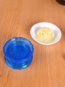 1 pieza Molinillo manual de ajo con giro | Molinillo de hierbas multifuncional - Un giro para triturar y antiadherente - Diseño de mango mecánico duradero - Procesa fácilmente ajo y jengibre - Herramienta pequeña esencial para la cocina - Multicolor - Ver 8