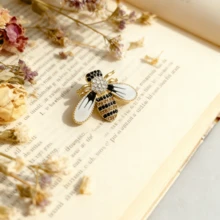 1 Broche de abeja adorable - Accesorio de aleación esmaltada de abeja de dibujos animados, accesorio unisex multicolor, adecuado para ropa, mochilas, sombreros - Un regalo único para amigos y familiares, decoración de abeja, alfiler de sombrero, decoración de mochila, accesorio caprichoso, broche colorido y brillante, duradero