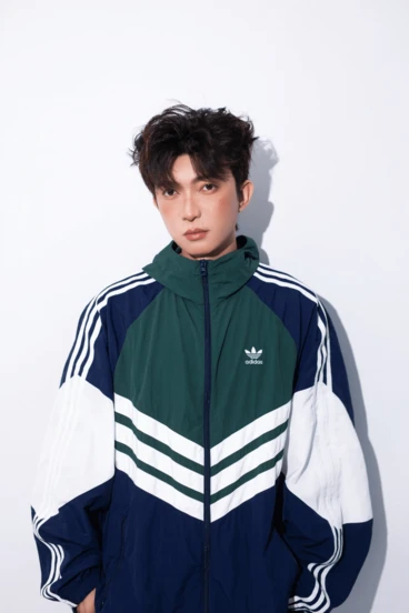  Adidas Originals 男女款三条纹拼色编织风衣夹克，带拉链连帽和立领 JM7261