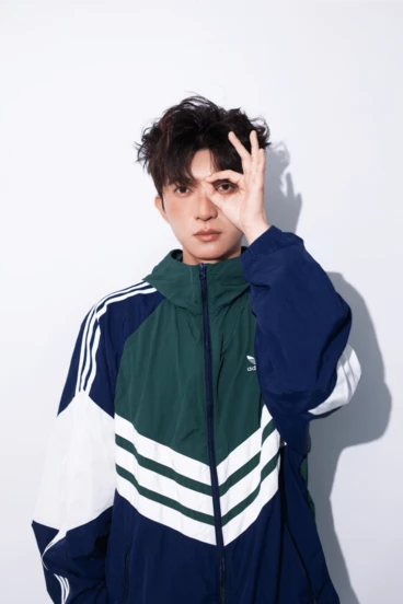  Adidas Originals 男女款三条纹拼色编织风衣夹克，带拉链连帽和立领 JM7261