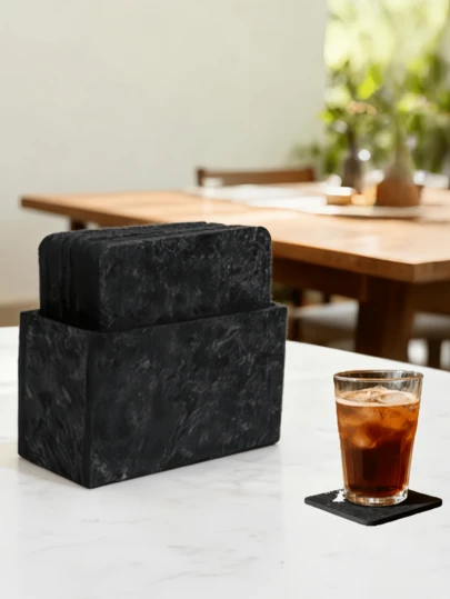 优质毛毡杯垫，隔热保温，适用于咖啡杯和马克杯，有灰色圆形和黑色方形两种款式，一套8个炭灰色杯垫（直径4英寸，厚度5毫米）——包含一个配套的毛毡杯垫收纳架。