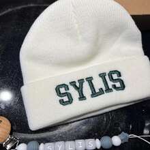 1顶纯色布艺刺绣名字针织帽，男女通用柔软针织帽，适合春秋冬季节，可定制名字，是圣诞礼物、生日礼物、个性化礼物的理想之选，也适合办公室、学校、教室、教师节、大学、同事、宿舍等场合佩戴。 - 彩色 - 查看 9