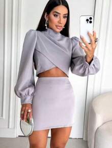 Modern Women's Set With Cropped Top With Puffed Sleeves And High Collar, With Asymmetrical Detail That Highlights The Waist, Tight High-Waisted Skirt That Enhances The Curves. Perfect Look For Occasions When You Want To Dare With Elegance. - 灰色 - 查看 1